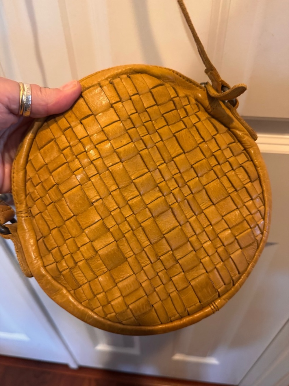 Vilencia Woven Leather  Round Crossbody Bag - Picture 4 of 16